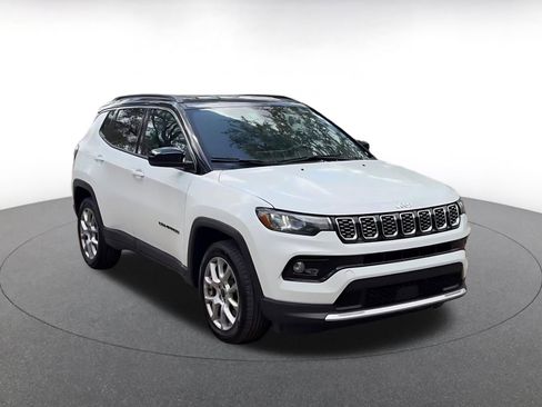 Used 2025 Jeep Compass Limited image 3
