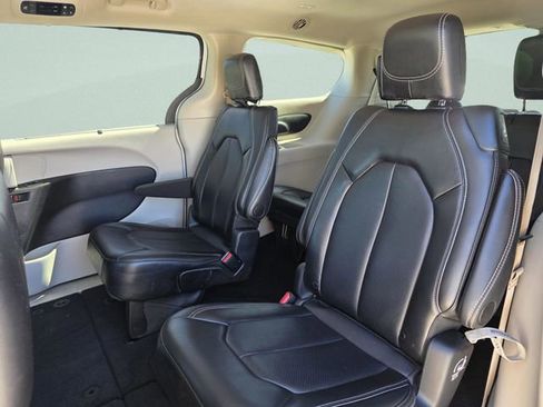 Used 2024 Chrysler Pacifica Touring-L image 23