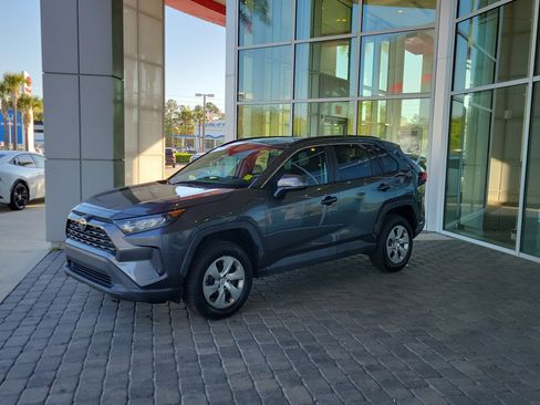 Used 2020 Toyota RAV4 LE image 1