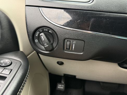 Used 2019 Dodge Grand Caravan SXT FWD image 24