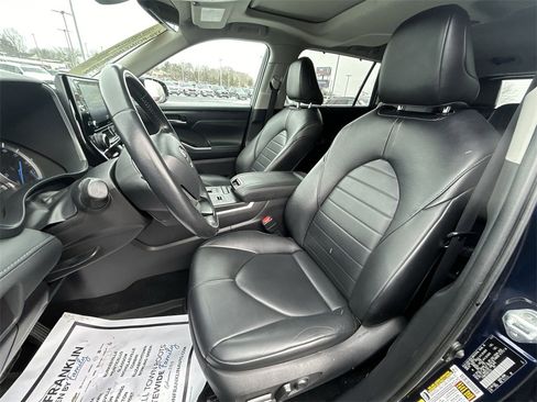 Used 2022 Toyota Highlander XLE image 17
