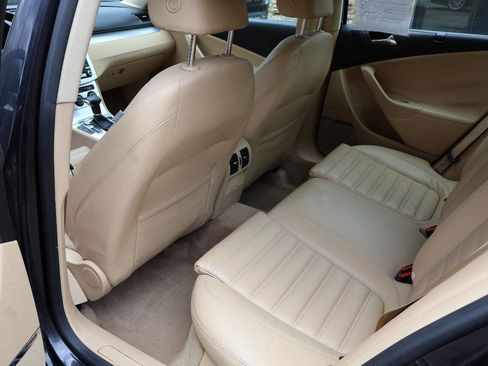 Used 2008 Volkswagen Passat VR6 FWD image 18