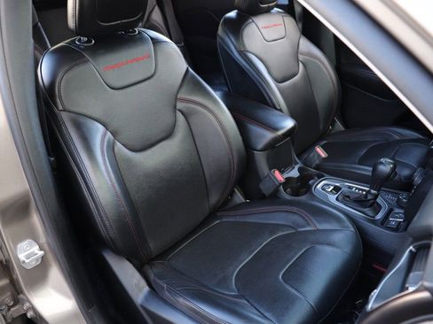 Used 2020 Jeep Cherokee Trailhawk image 34