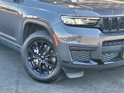 Certified 2024 Jeep Grand Cherokee L Laredo image 3