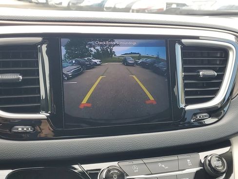 Used 2018 Chrysler Pacifica Touring-L FWD image 23