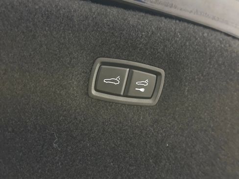 Used 2022 Porsche Taycan image 18