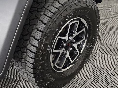 Used 2025 Jeep Gladiator Rubicon w/ Convenience Group AWD/4WD image 8