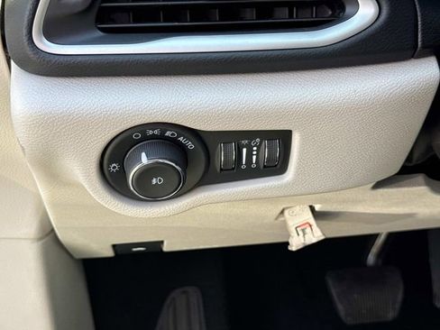 Used 2023 Chrysler Pacifica Touring-L FWD image 29