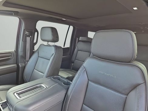 Used 2024 GMC Yukon XL Denali AWD/4WD image 10