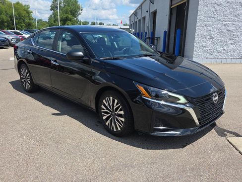 Used 2025 Nissan Altima 2.5 SV FWD image 8
