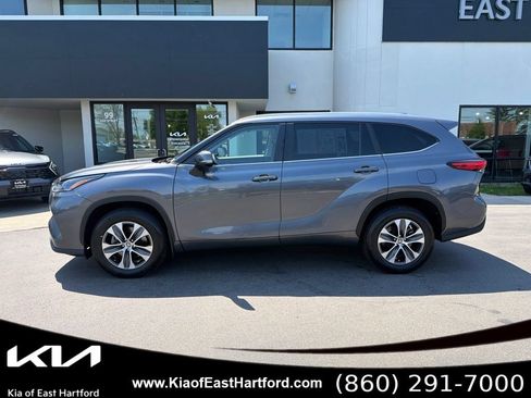 Used 2023 Toyota Highlander XLE AWD/4WD image 2