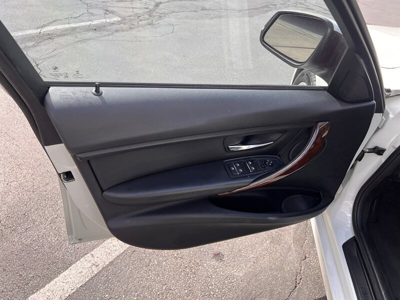 Used 2016 BMW 320i xDrive Sedan AWD/4WD image 15