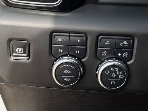 Used 2025 GMC Sierra 2500 AT4 w/ AT4 Premium Plus Package image 23