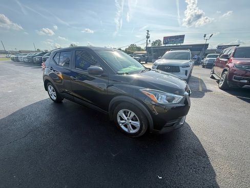 Used 2020 Nissan Kicks S image 1