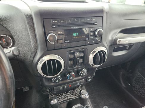 Used 2015 Jeep Wrangler Unlimited Sahara w/ Connectivity Group image 27