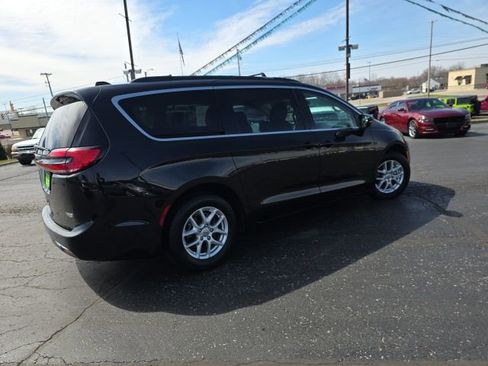 Used 2022 Chrysler Pacifica Touring-L image 7