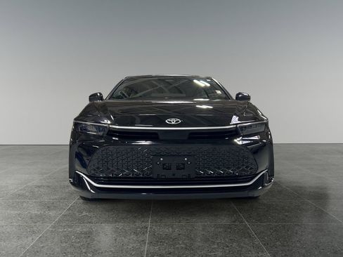 Used 2023 Toyota Crown Limited image 3