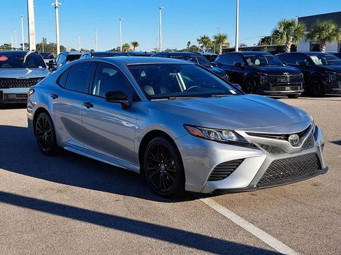 Used 2019 Toyota Camry SE image 3