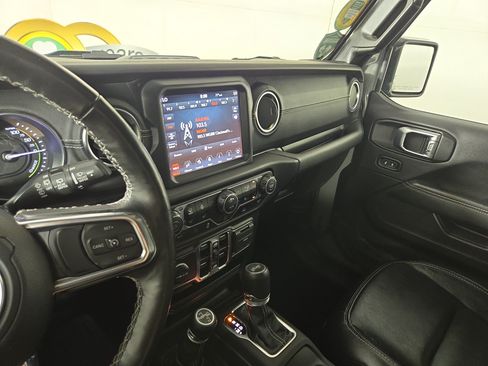 Used 2022 Jeep Wrangler Unlimited Sahara w/ Cold Weather Group AWD/4WD image 25
