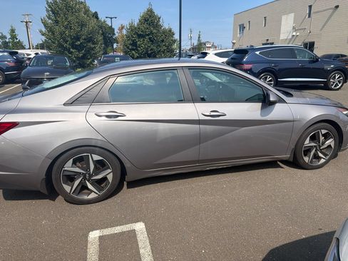 Used 2023 Hyundai Elantra SEL w/ Convenience Package FWD image 2