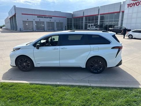 Used 2021 Toyota Sienna XSE FWD image 7