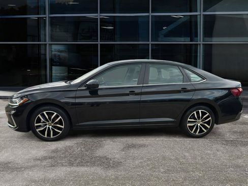 Used 2025 Volkswagen Jetta SE FWD image 4