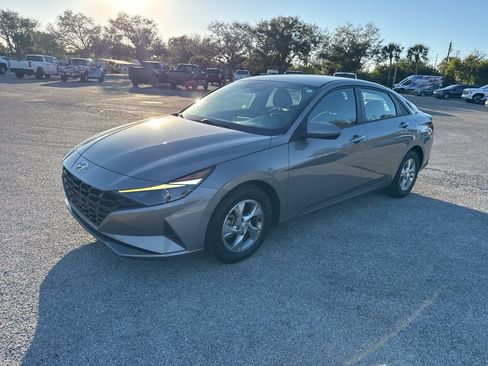 Used 2021 Hyundai Elantra SE image 3