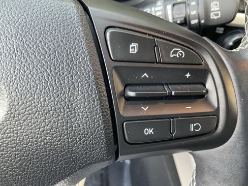 Used 2025 Hyundai Venue SEL FWD image 30