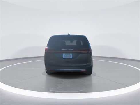 Used 2023 Chrysler Pacifica Touring-L image 7