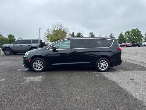 Used 2023 Chrysler Pacifica Touring-L FWD image 8