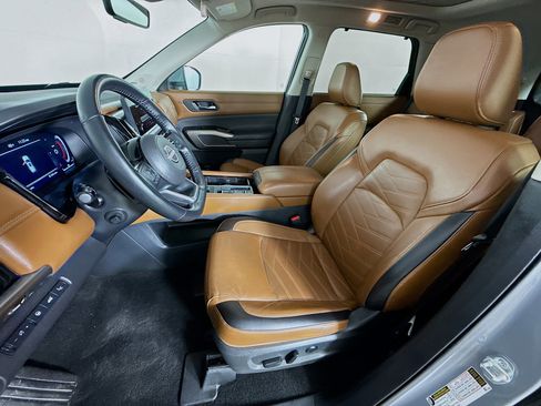 Used 2024 Nissan Pathfinder Platinum image 25