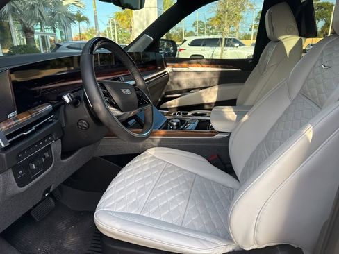 Used 2025 Cadillac Escalade ESV Sport Platinum image 2
