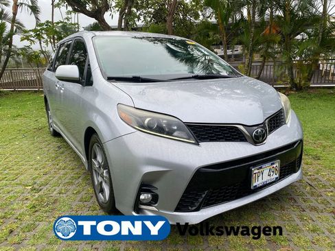 Used 2018 Toyota Sienna SE image 1