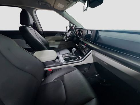 Certified 2024 Kia Carnival LX image 29