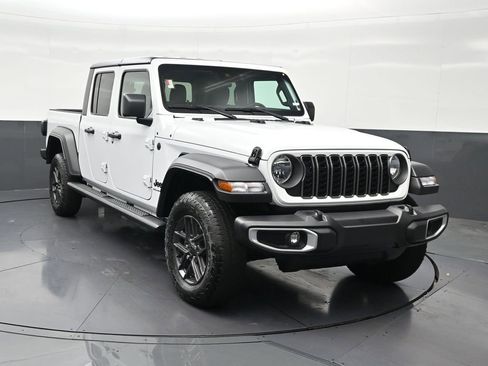 Used 2025 Jeep Gladiator Sport AWD/4WD image 8
