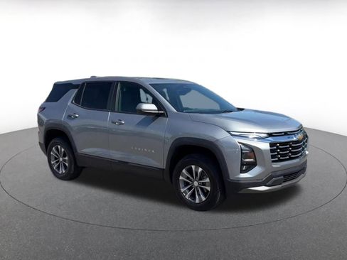 Used 2025 Chevrolet Equinox LT FWD image 2