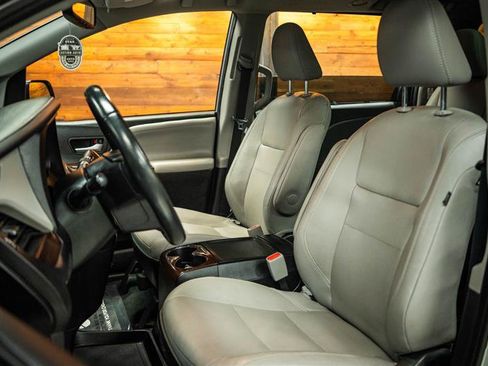 Used 2020 Toyota Sienna Limited Premium w/ Carpet Mat Package AWD/4WD image 10