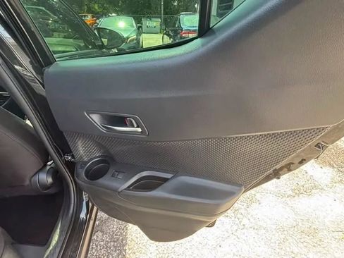 Used 2020 Toyota C-HR XLE FWD image 18