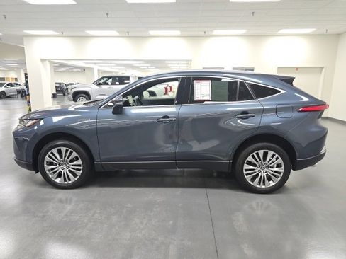 Certified 2021 Toyota Venza XLE image 3