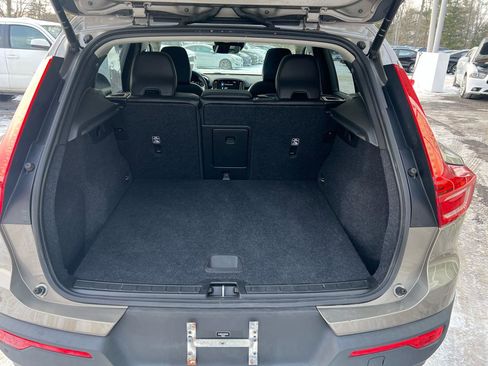 Used 2022 Volvo XC40 T5 Momentum image 11