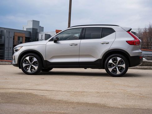 Certified 2025 Volvo XC40 B5 Plus image 3