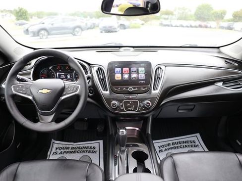 Used 2018 Chevrolet Malibu LT w/ Leather Package FWD image 11