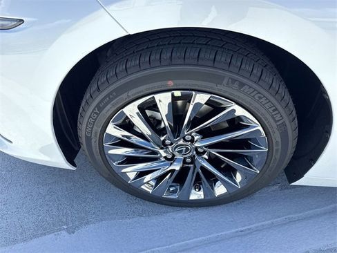 Used 2025 Lexus ES 300h w/ Luxury Package image 10