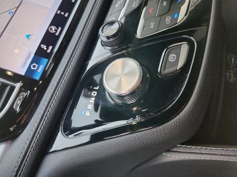 Used 2025 Chrysler Pacifica Limited image 24