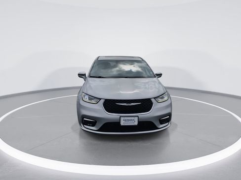 Used 2022 Chrysler Pacifica Limited w/ Uconnect Theater Family Group FWD image 3