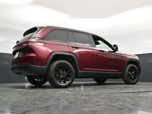 Used 2025 Jeep Grand Cherokee Altitude AWD/4WD image 52