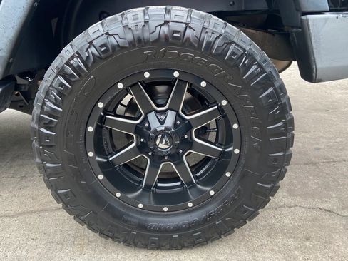 Used 2017 Jeep Wrangler Unlimited Sport w/ Connectivity Group AWD/4WD image 21