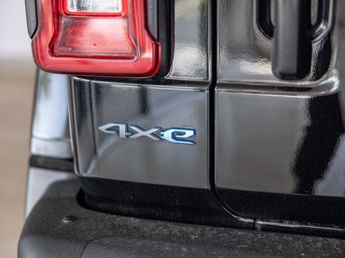 Used 2021 Jeep Wrangler Unlimited Rubicon 4xe w/ Steel Bumper Group AWD/4WD image 15