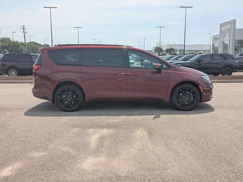 Used 2023 Chrysler Pacifica Touring-L w/ S Appearance Package AWD/4WD image 6