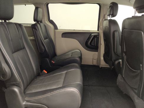 Used 2015 Chrysler Town & Country Touring-L w/ Driver Convenience Group FWD image 19